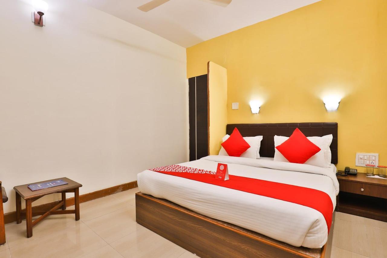 Oyo 13668 Hotel Utsav Vadodara Zewnętrze zdjęcie