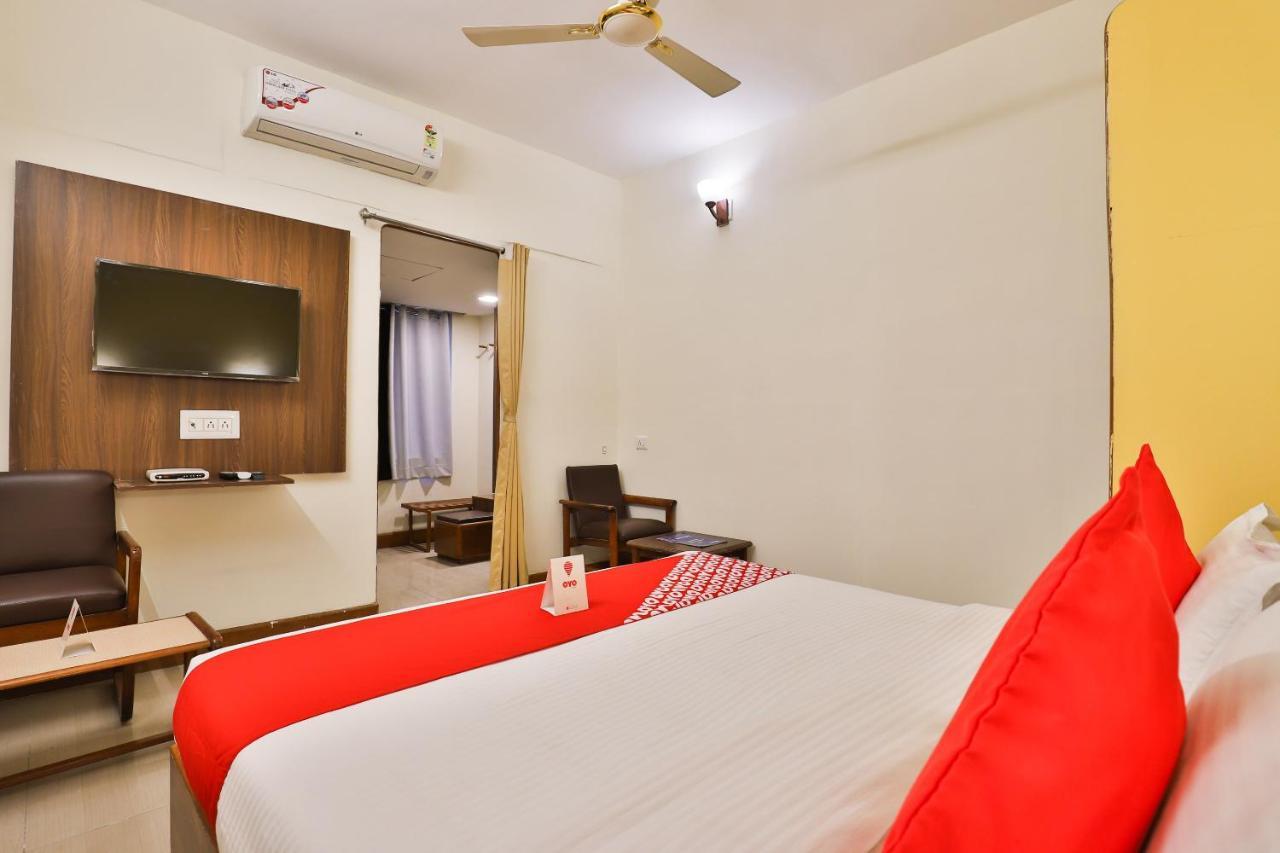 Oyo 13668 Hotel Utsav Vadodara Zewnętrze zdjęcie