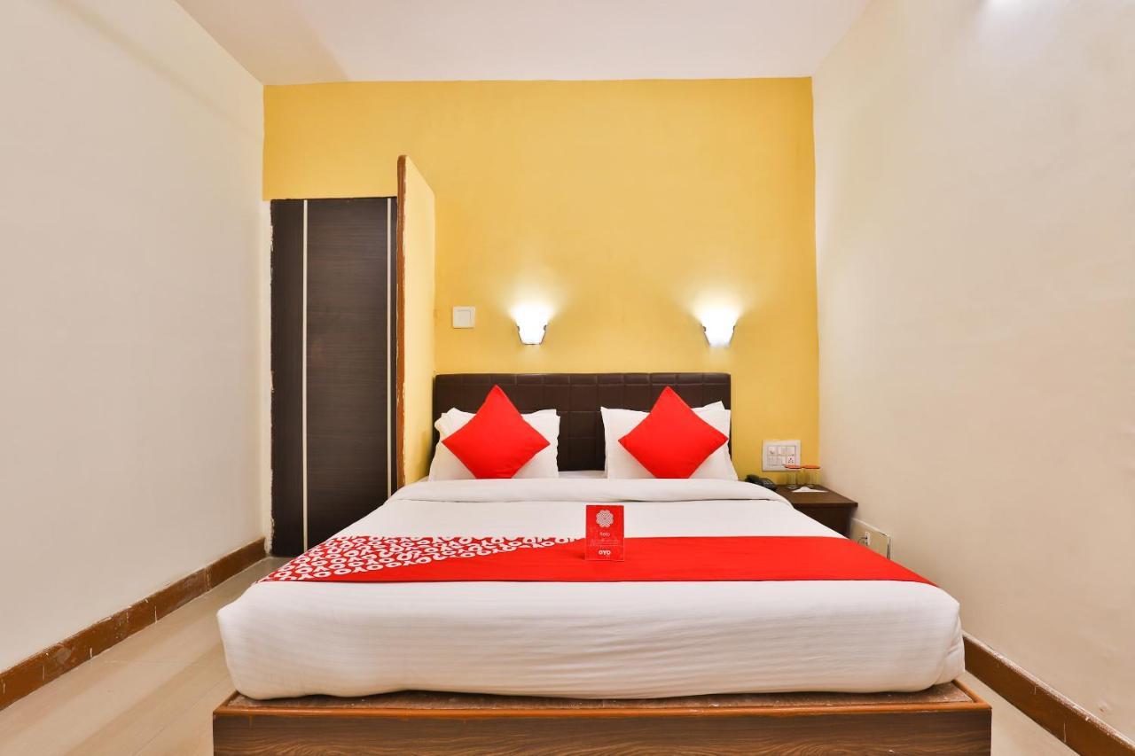 Oyo 13668 Hotel Utsav Vadodara Zewnętrze zdjęcie