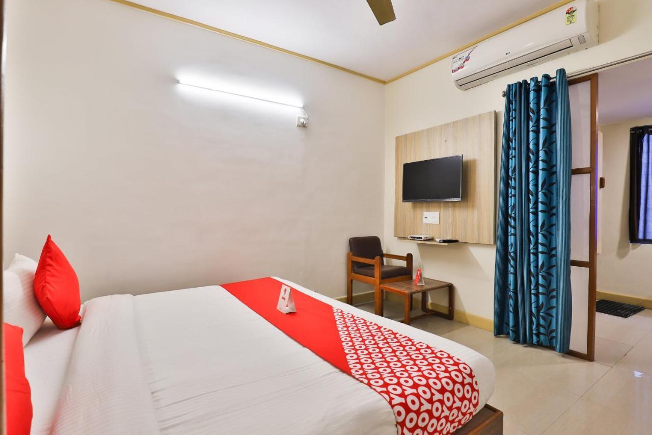 Oyo 13668 Hotel Utsav Vadodara Zewnętrze zdjęcie