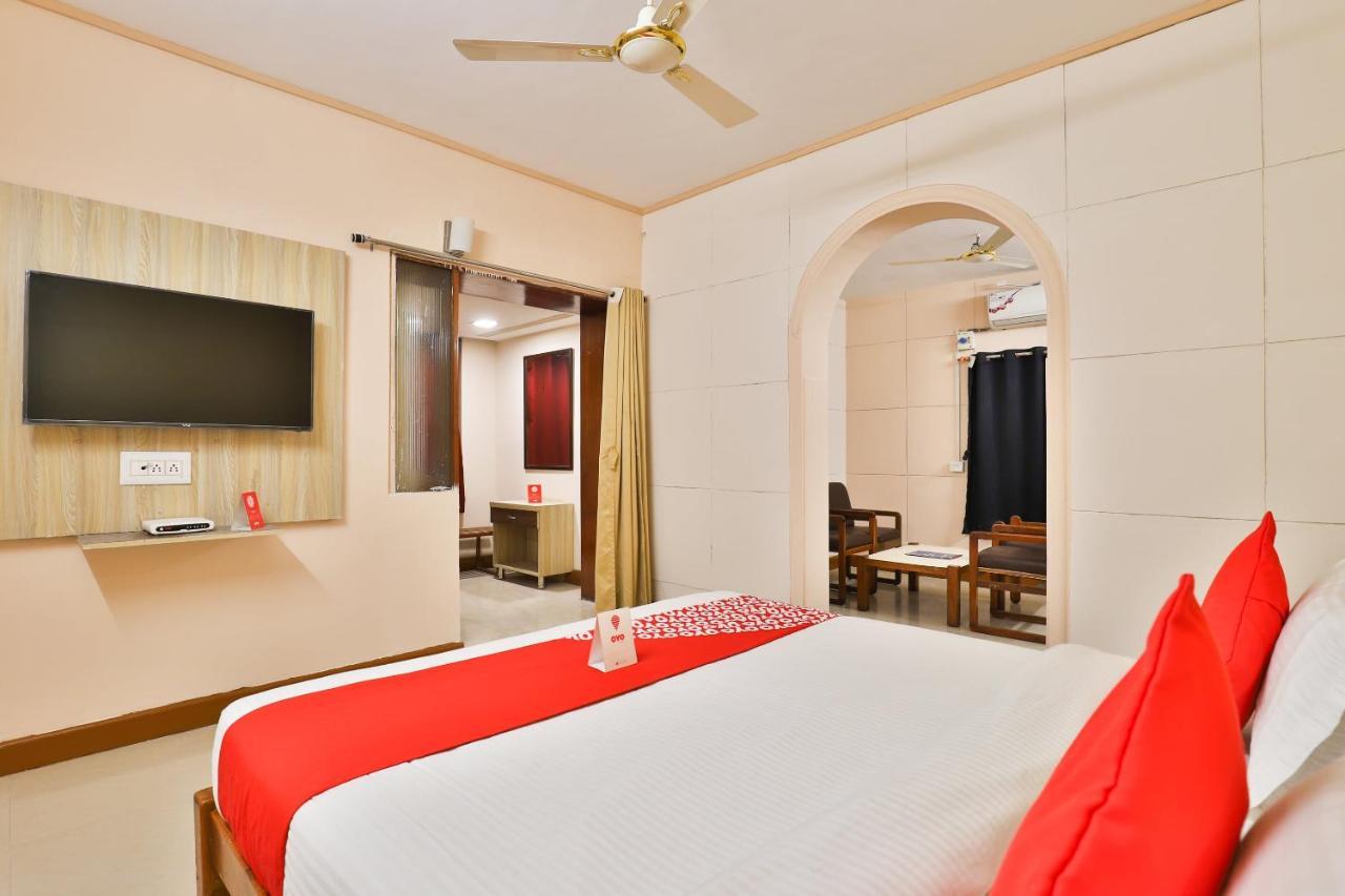 Oyo 13668 Hotel Utsav Vadodara Zewnętrze zdjęcie