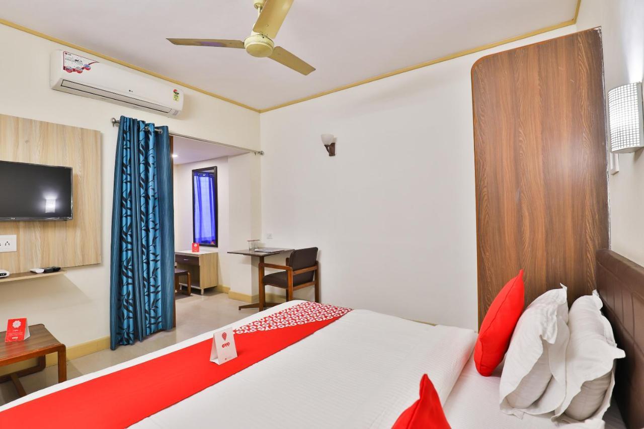 Oyo 13668 Hotel Utsav Vadodara Zewnętrze zdjęcie