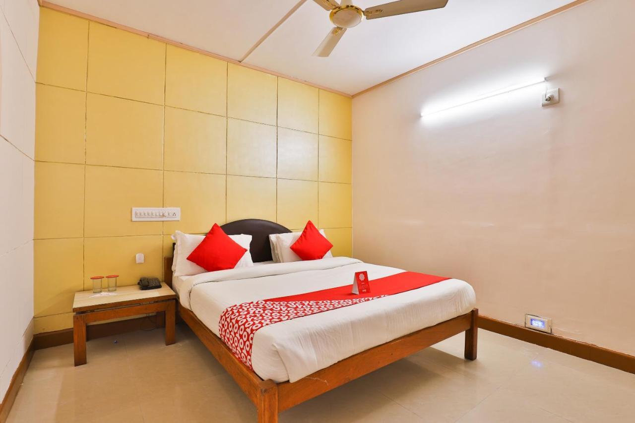 Oyo 13668 Hotel Utsav Vadodara Zewnętrze zdjęcie
